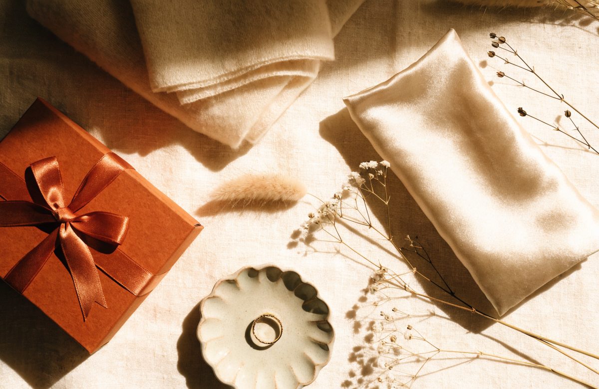 Edle Geschenke für Frauen: Kaschmirschal, Seidenkissen, Schmuckschale und Geschenkbox